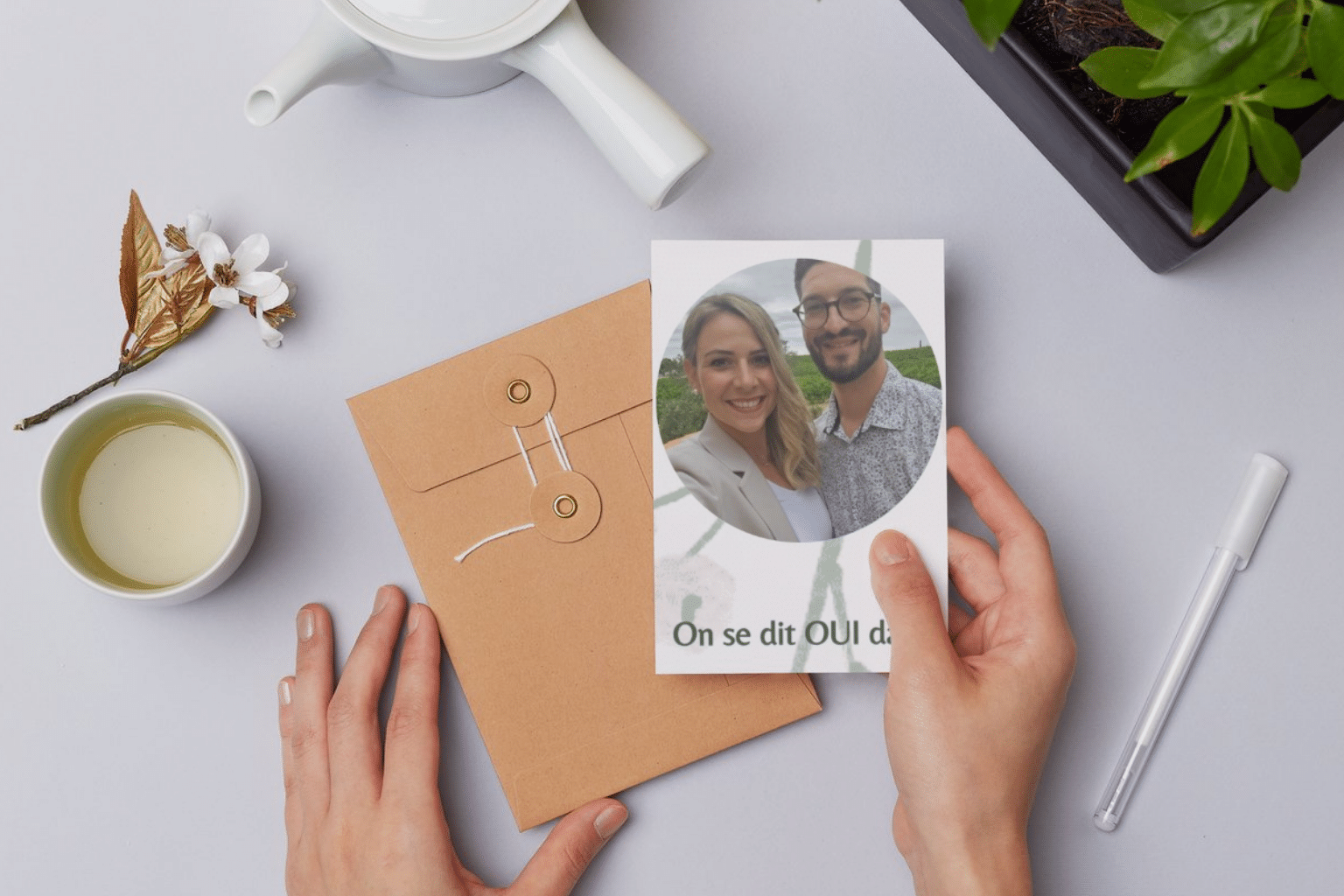 Comparatif du budget faire-part de mariage pour 100 invit&eacute;s montrant trois options : faire-part papier &eacute;conomique &agrave; 200&euro;, faire-part cr&eacute;ateur premium &agrave; 700&euro;, et site web de mariage &agrave; partir de 60&euro;