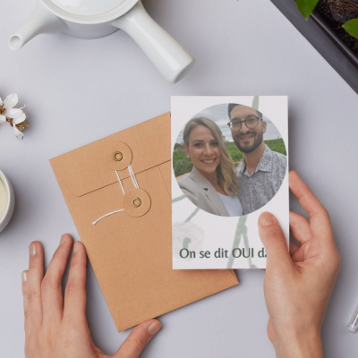 Comparatif du budget faire-part de mariage pour 100 invit&eacute;s montrant trois options : faire-part papier &eacute;conomique &agrave; 200&euro;, faire-part cr&eacute;ateur premium &agrave; 700&euro;, et site web de mariage &agrave; partir de 60&euro;